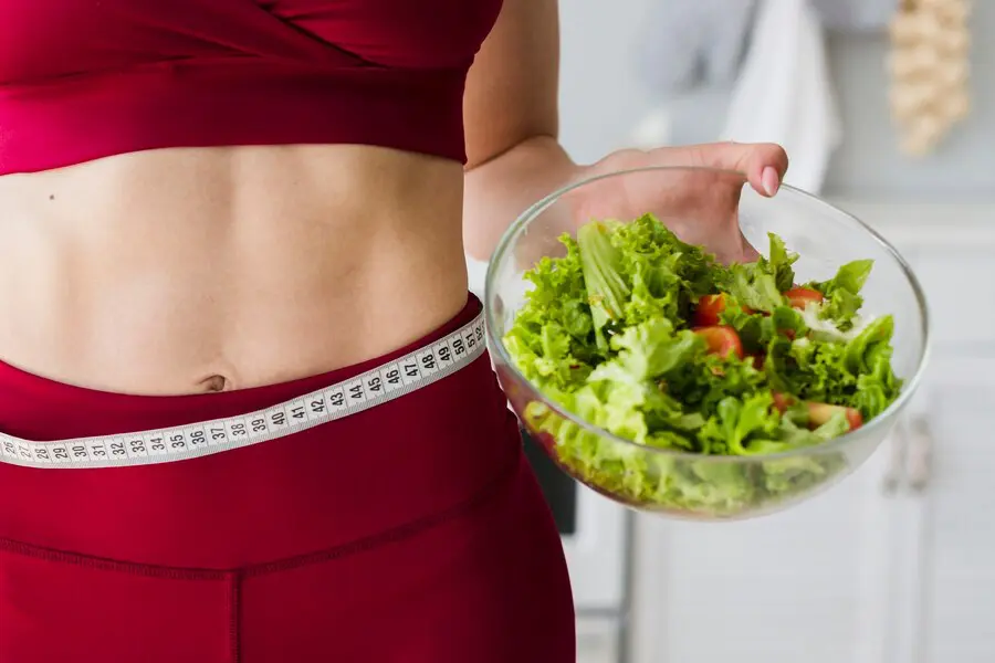 concepto dieta mujer deportiva cocina